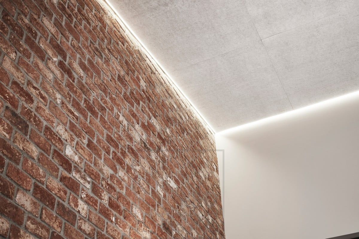 Indirect lighting on the ceiling of a high living room to emphasise the height of the space and create mood lighting. Ledstore.fi